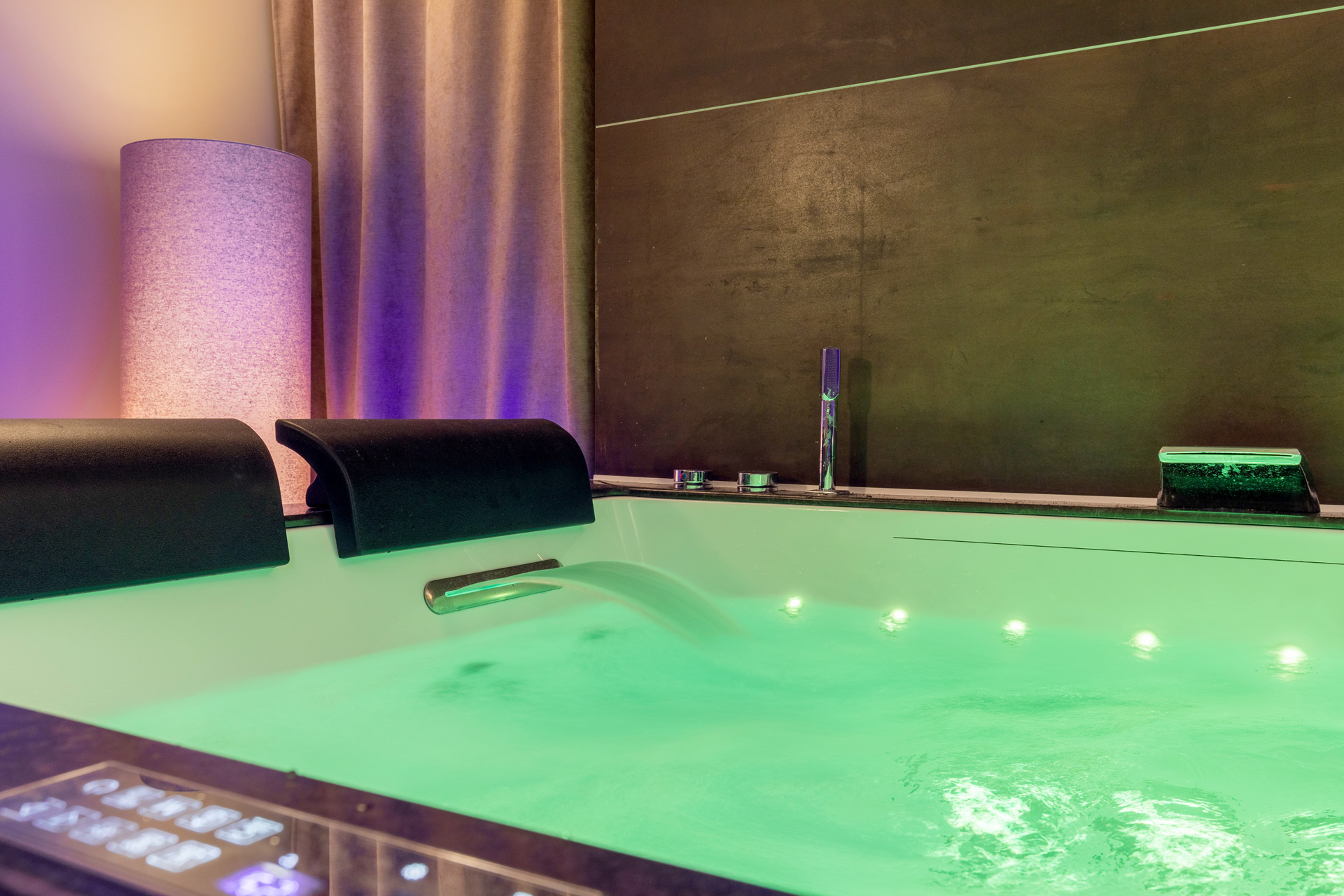 Spa balnéothérapie avec éclairage d’ambiance